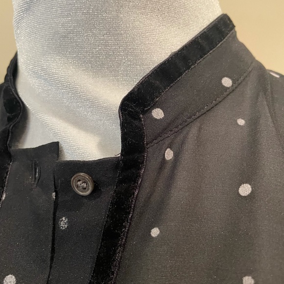 Club Monaco 100% silk shear black polka dot button front long sleeve size medium - Picture 7 of 9